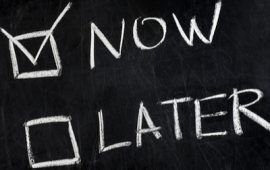 政府は「今はお祭り騒ぎ、代償は後で払う」ことを選択