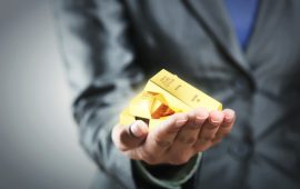 ダンスの準備をする金